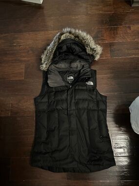 The North Face Black Faux Fur Trim Puffer Vest size small women’s